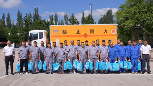 在线配资开户官网 内蒙古准格尔旗总工会为270名货车司机送去清凉物资